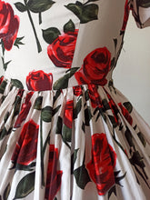 Laden Sie das Bild in den Galerie-Viewer, 1950s - Spectacular Roseprint Cotton Dress - W28 (70cm)