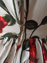 Laden Sie das Bild in den Galerie-Viewer, 1950s - Spectacular Roseprint Cotton Dress - W28 (70cm)