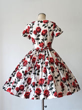 Laden Sie das Bild in den Galerie-Viewer, 1950s - Spectacular Roseprint Cotton Dress - W28 (70cm)