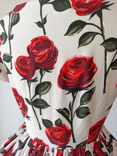 Laden Sie das Bild in den Galerie-Viewer, 1950s - Spectacular Roseprint Cotton Dress - W28 (70cm)