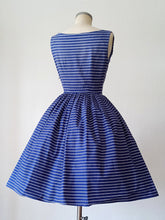 Laden Sie das Bild in den Galerie-Viewer, 1950s - FRANCE - Iconic Blue Striped Cotton Dress - W25 (64cm)