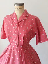 Laden Sie das Bild in den Galerie-Viewer, 1950s - Iconic Pink Dotted Cotton Dress - W28.5 (72cm)