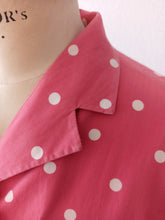 Laden Sie das Bild in den Galerie-Viewer, 1950s - Iconic Pink Dotted Cotton Dress - W28.5 (72cm)