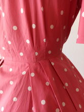 Laden Sie das Bild in den Galerie-Viewer, 1950s - Iconic Pink Dotted Cotton Dress - W28.5 (72cm)