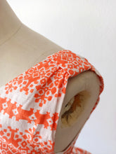 Laden Sie das Bild in den Galerie-Viewer, 1950s - Fabulous Orange Printed Cotton Dress - W27 (68cm)