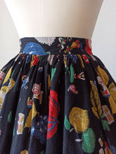 Laden Sie das Bild in den Galerie-Viewer, 1940s 1950s - GERMANY - Stunning Linen Novelty Skirt - W27.5 (70cm)