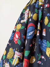 Laden Sie das Bild in den Galerie-Viewer, 1940s 1950s - GERMANY - Stunning Linen Novelty Skirt - W27.5 (70cm)