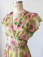 Laden Sie das Bild in den Galerie-Viewer, 1940s - Exquisite Floral Summer Dress - W27 (68cm)