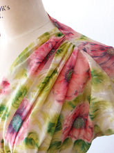 Laden Sie das Bild in den Galerie-Viewer, 1940s - Exquisite Floral Summer Dress - W27 (68cm)