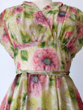 Laden Sie das Bild in den Galerie-Viewer, 1940s - Exquisite Floral Summer Dress - W27 (68cm)