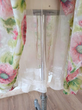 Laden Sie das Bild in den Galerie-Viewer, 1940s - Exquisite Floral Summer Dress - W27 (68cm)