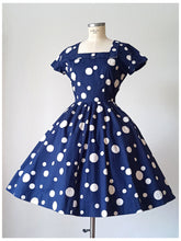 Load image into Gallery viewer, 1950s - Fabulous Dotted Cotton Dress - W28.5 (72cm)