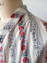 Laden Sie das Bild in den Galerie-Viewer, 1940s - WENDY DRESS - Adorable Rayon Dress - W26 (66cm)