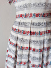 Laden Sie das Bild in den Galerie-Viewer, 1940s - WENDY DRESS - Adorable Rayon Dress - W26 (66cm)