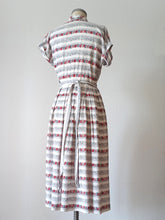 Laden Sie das Bild in den Galerie-Viewer, 1940s - WENDY DRESS - Adorable Rayon Dress - W26 (66cm)