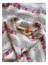 Laden Sie das Bild in den Galerie-Viewer, 1940s - WENDY DRESS - Adorable Rayon Dress - W26 (66cm)