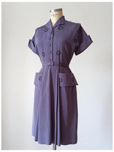 Laden Sie das Bild in den Galerie-Viewer, 1940s - GERMANY - Stunning Beaded Purple Dress - W27 (68cm)