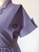 Laden Sie das Bild in den Galerie-Viewer, 1940s - GERMANY - Stunning Beaded Purple Dress - W27 (68cm)