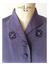 Laden Sie das Bild in den Galerie-Viewer, 1940s - GERMANY - Stunning Beaded Purple Dress - W27 (68cm)