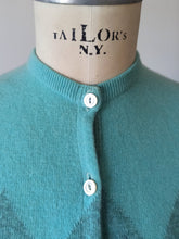 Laden Sie das Bild in den Galerie-Viewer, 1950s - BALLANTYNE, Scotland - Iconic Intarsia Cashmere Cardigan - Sz M