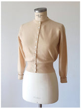 Laden Sie das Bild in den Galerie-Viewer, 1950s - BALLANTYNE, Scotland - Gorgeous Pure Cashmere Cardigan