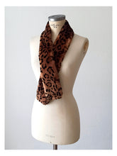 Charger l'image dans la galerie, 1940s – 1950s Leopard Print Fur Stole