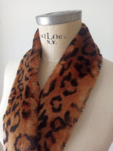 Charger l'image dans la galerie, 1940s – 1950s Leopard Print Fur Stole