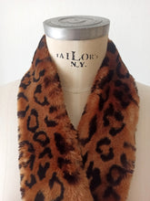 Charger l'image dans la galerie, 1940s – 1950s Leopard Print Fur Stole