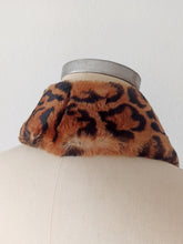 Charger l'image dans la galerie, 1940s – 1950s Leopard Print Fur Stole