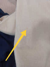 Laden Sie das Bild in den Galerie-Viewer, 1950s - BALLANTYNE, Scotland - Gorgeous Pure Cashmere Cardigan