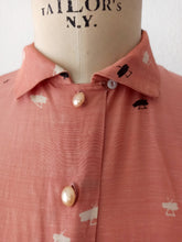 Laden Sie das Bild in den Galerie-Viewer, 1950s - Adorable Pink & Black Silk Dress - W27.5 (70cm)