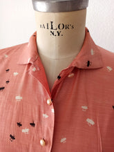 Laden Sie das Bild in den Galerie-Viewer, 1950s - Adorable Pink & Black Silk Dress - W27.5 (70cm)