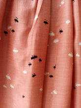 Laden Sie das Bild in den Galerie-Viewer, 1950s - Adorable Pink & Black Silk Dress - W27.5 (70cm)