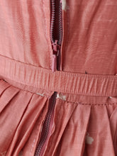 Laden Sie das Bild in den Galerie-Viewer, 1950s - Adorable Pink & Black Silk Dress - W27.5 (70cm)