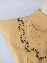 Laden Sie das Bild in den Galerie-Viewer, 1940s 1950s - Stunning Embroidered Cotton Blouse - W27.5 (70cm)