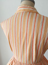 Cargar imagen en el visor de la galería, 1950s 1960s - Adorable Textured Cotton Dress - W26 (66cm)