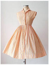 Cargar imagen en el visor de la galería, 1950s 1960s - Adorable Textured Cotton Dress - W26 (66cm)
