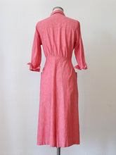 Laden Sie das Bild in den Galerie-Viewer, 1940s - Exquisite Old Rose Linen Dress - W28.5 (72cm)