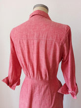 Laden Sie das Bild in den Galerie-Viewer, 1940s - Exquisite Old Rose Linen Dress - W28.5 (72cm)