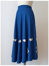 Laden Sie das Bild in den Galerie-Viewer, 1940s - FRANCE - Precious Cobalt Blue Embroidered Linen Skirt - W27.5 (70cm)