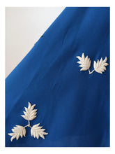 Laden Sie das Bild in den Galerie-Viewer, 1940s - FRANCE - Precious Cobalt Blue Embroidered Linen Skirt - W27.5 (70cm)
