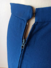 Laden Sie das Bild in den Galerie-Viewer, 1940s - FRANCE - Precious Cobalt Blue Embroidered Linen Skirt - W27.5 (70cm)