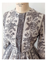 Load image into Gallery viewer, 1950s - PARIS - Elegant Novelty Print Cotton Dress - W26 (66cm)