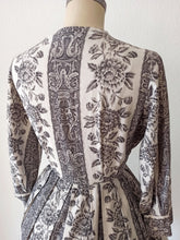 Load image into Gallery viewer, 1950s - PARIS - Elegant Novelty Print Cotton Dress - W26 (66cm)