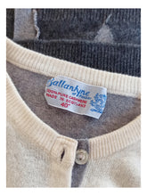 Laden Sie das Bild in den Galerie-Viewer, 1950s 1960s - BALLANTYNE, Scotland - Grey Intarsia Cashmere Cardigan - Sz 40