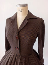 Laden Sie das Bild in den Galerie-Viewer, 1950s - ALMOR, Italy - Stunning Gold Lurex Dress - W27 (68cm)
