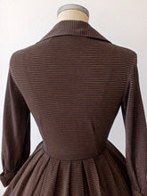 Laden Sie das Bild in den Galerie-Viewer, 1950s - ALMOR, Italy - Stunning Gold Lurex Dress - W27 (68cm)