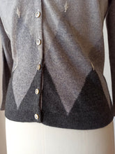 Laden Sie das Bild in den Galerie-Viewer, 1950s 1960s - BALLANTYNE, Scotland - Grey Intarsia Cashmere Cardigan - Sz 40