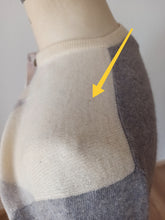 Laden Sie das Bild in den Galerie-Viewer, 1950s 1960s - BALLANTYNE, Scotland - Grey Intarsia Cashmere Cardigan - Sz 40