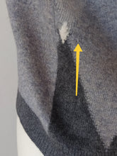 Laden Sie das Bild in den Galerie-Viewer, 1950s 1960s - BALLANTYNE, Scotland - Grey Intarsia Cashmere Cardigan - Sz 40